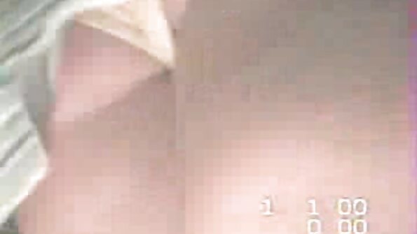 Wunderschöne blonde MILF masturbiert für amatorskie filmy erotyczne die Kamera